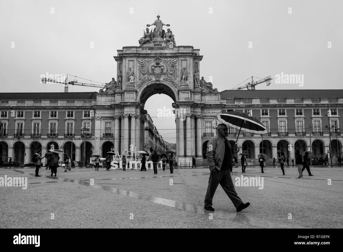 Ein Blick auf die Lissabonner Praça do Comércio, kommerzielle Plaza, ein Waterside öffentlichen Plaza auf den Tejo oder den Fluss Tejo. Stockfoto