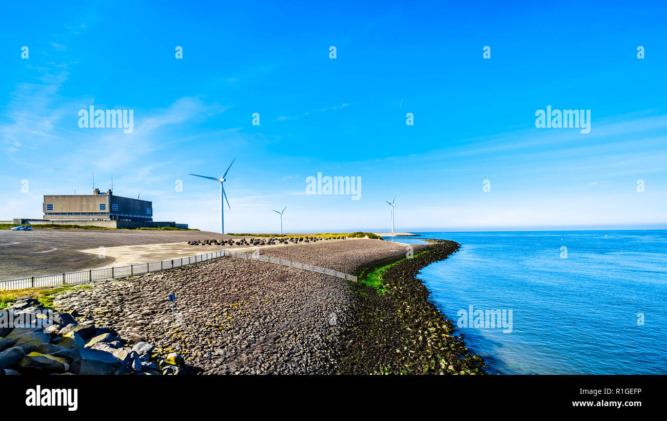 Windkraftanlagen in der Oosterschelde Einlass am Neeltje Jans Insel im Delta Werke Sturmflutwehr in Zeeand Provinz in den Niederlanden Stockfoto