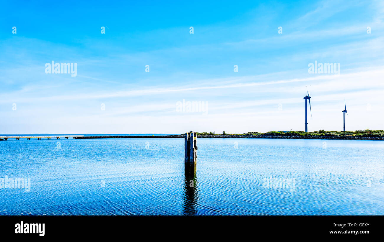 Windkraftanlagen in der Oosterschelde Einlass am Neeltje Jans Insel im Delta Werke Sturmflutwehr in Zeeand Provinz in den Niederlanden Stockfoto