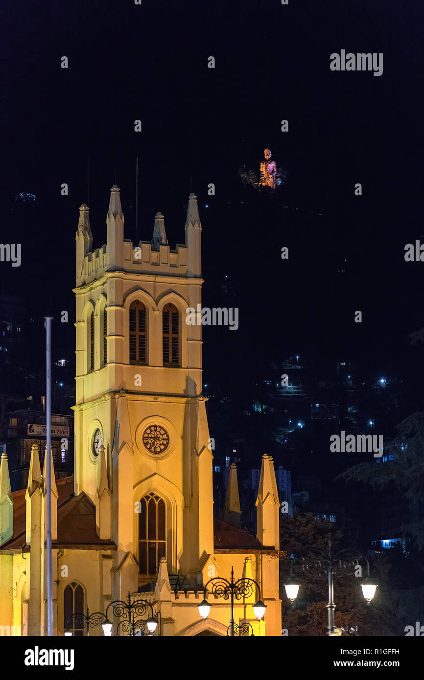 Christus Kirche in Shimla Hauptplatz mit jakhoo Hanuman Statue oben im Hintergrund Stockfoto