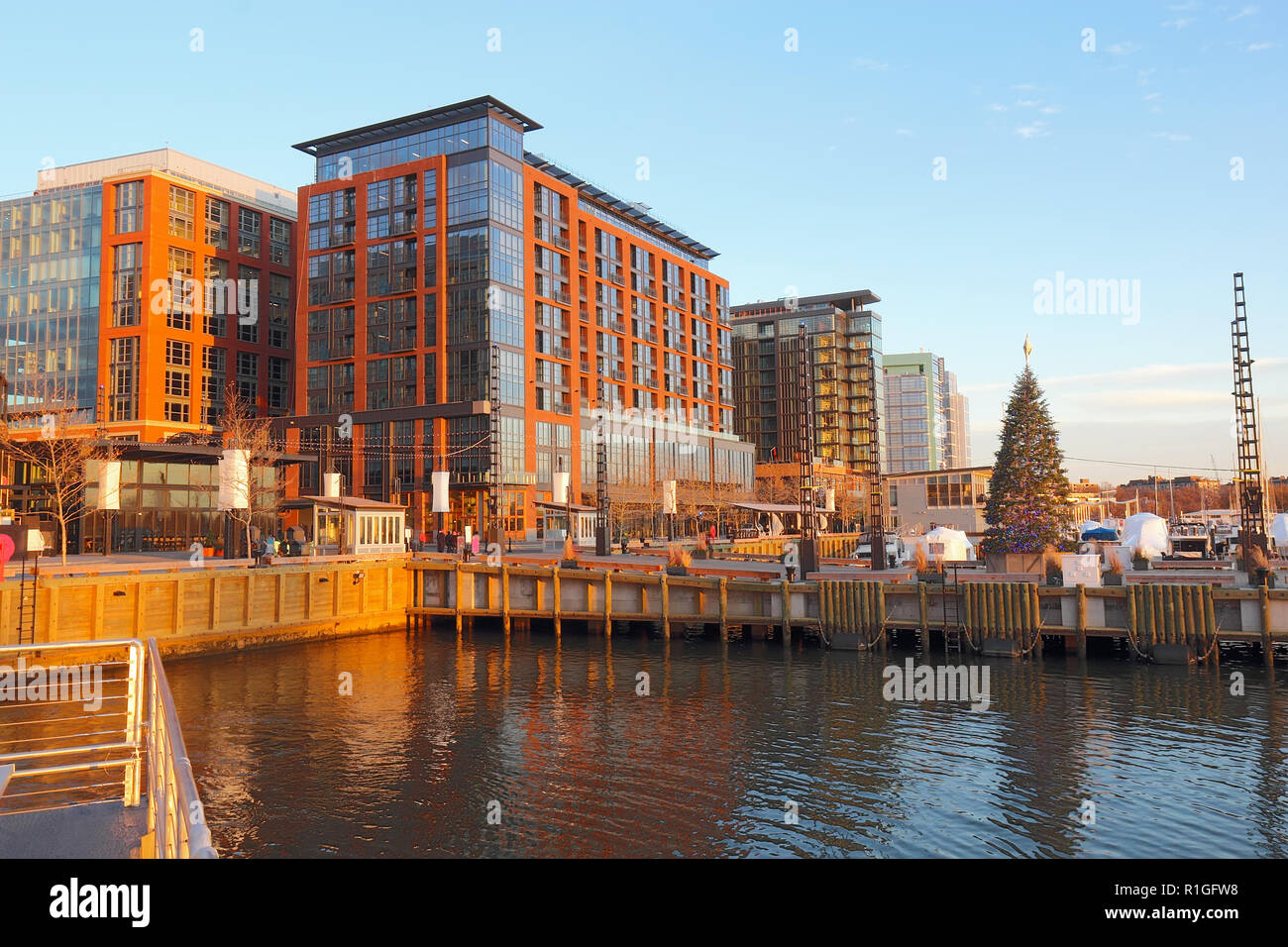 Boote und Skyline von Gebäuden im neu sanierten Südwesten Hafengebiet von Washington, DC gesehen vom Wasser mit Weihnachtsbaum im Herbst Stockfoto