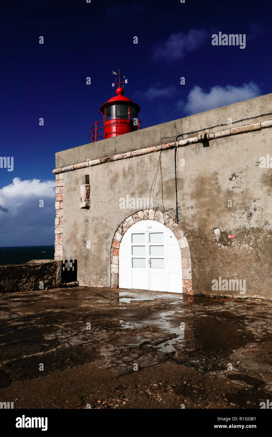 Die nazare Leuchtturm auf dem Dach des Forte Sao Miguel Arcanjo. Nazaré ist eine Küstenstadt und eine Gemeinde in der Region Oeste. Es ist eines der am meisten Bevölkerung Stockfoto