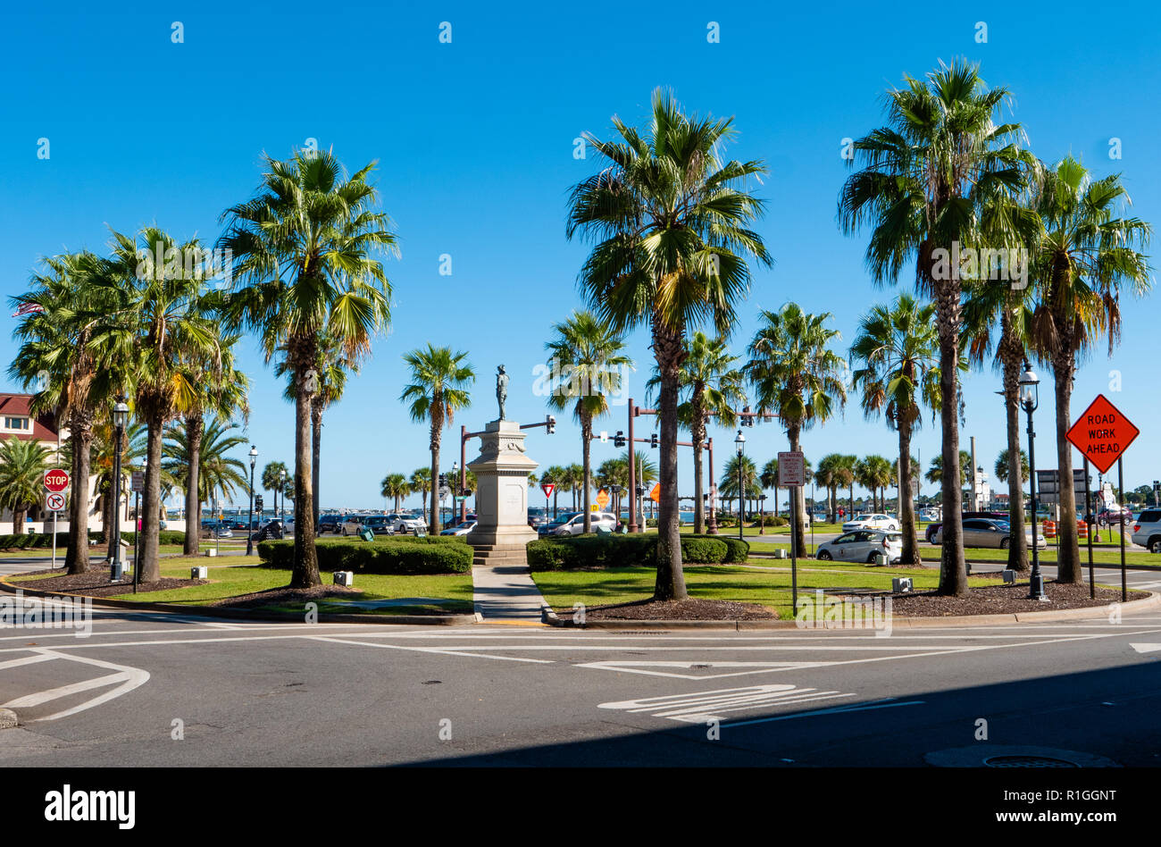 Commemorative Statue von Ponce de Leon Spanisch explorer Conquistador und 'discoverer" von Florida auf einer von Palmen gesäumten Kreisverkehr in St. Augustine USA Stockfoto