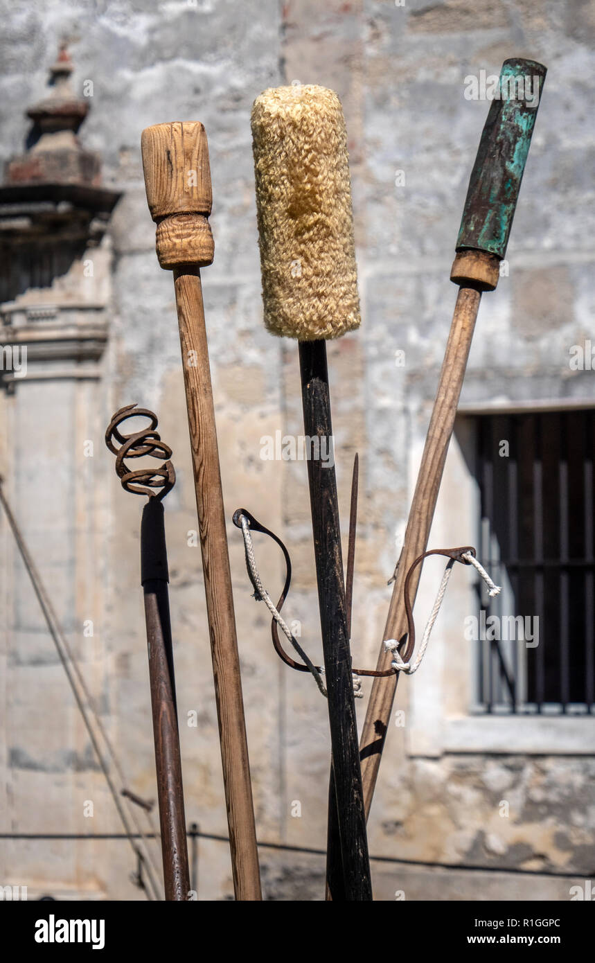 Sammlung von Werkzeugen in der Zündung verwendet und Aufrechterhaltung der Kanone auf Castillo de San Marcos in St Augustine Florida einschließlich Sicherungshalter Stampfer und Reiniger Stockfoto