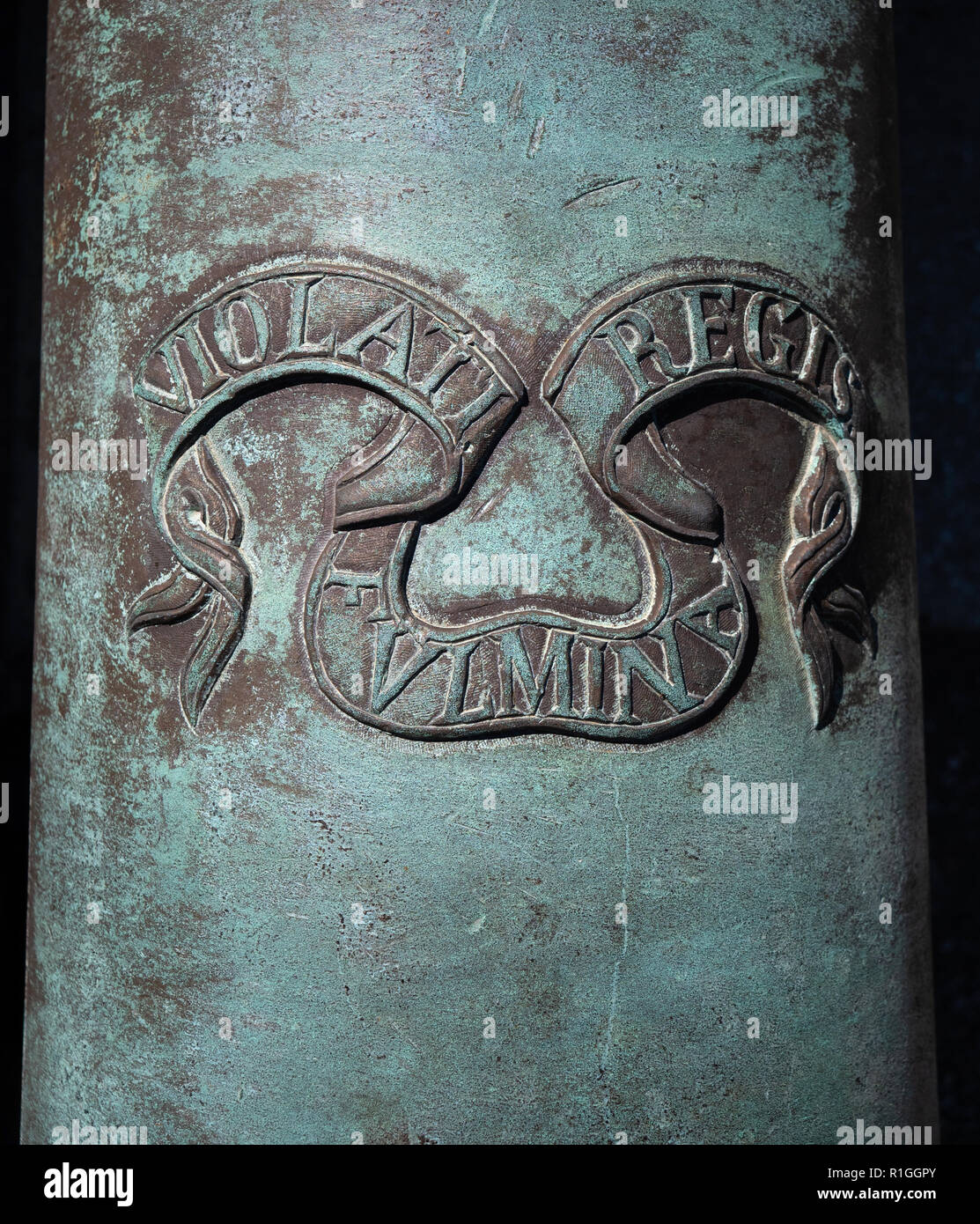 Reich verzierte lateinische Inschrift auf einem bronze Kanone auf Castillo de San Marcos in St Augustine Florida USA Stockfoto