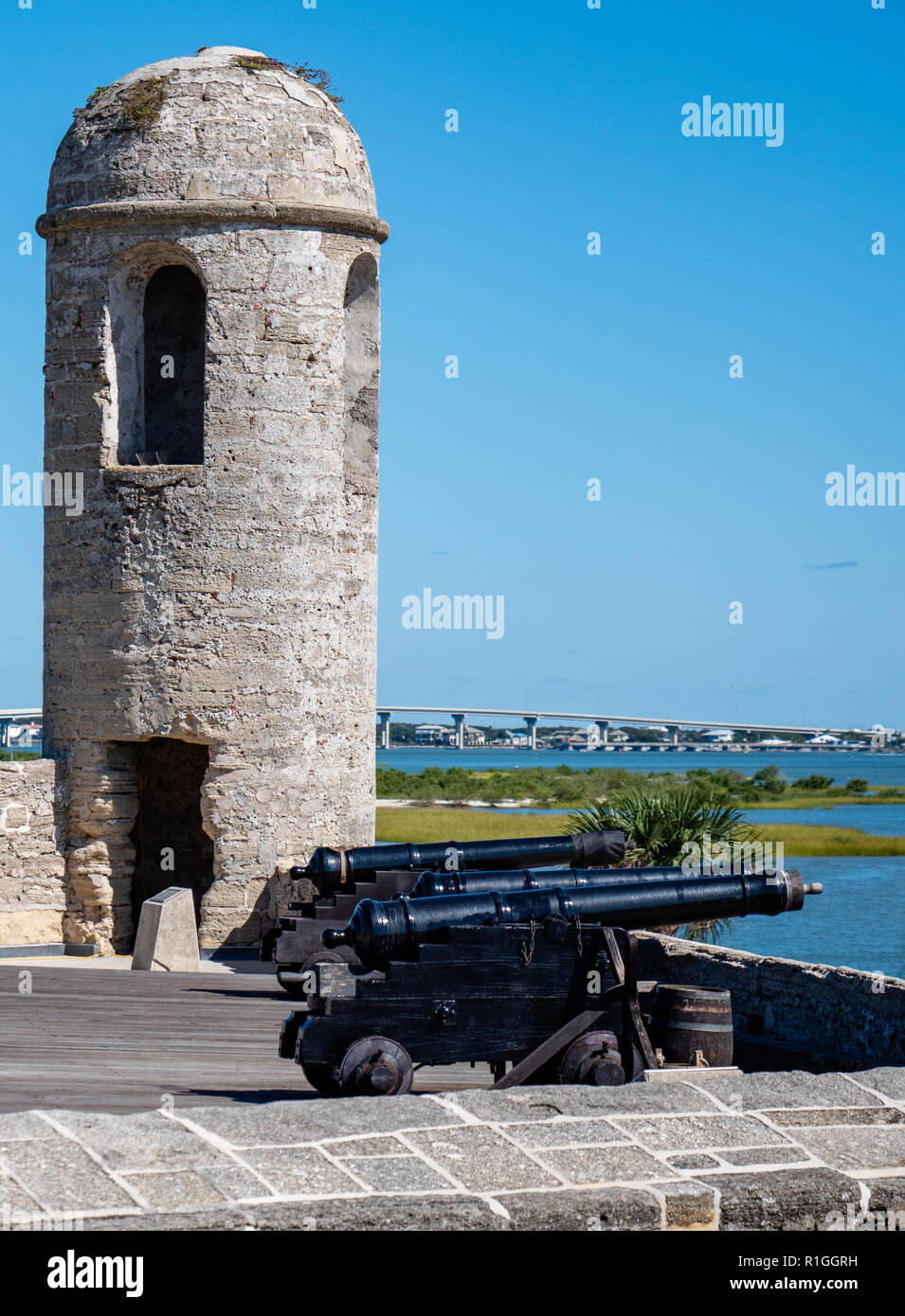 Cannon Akku auf die Zinnen des Castillo de San Marcos in St Augustine Florida USA Stockfoto