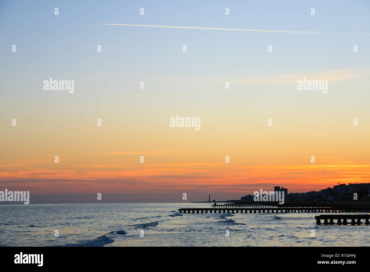 Strand Landschaft in der Morgendämmerung. Piers perspektivische Ansicht mit Menschen. Jesolo, italienischen Panorama Stockfoto