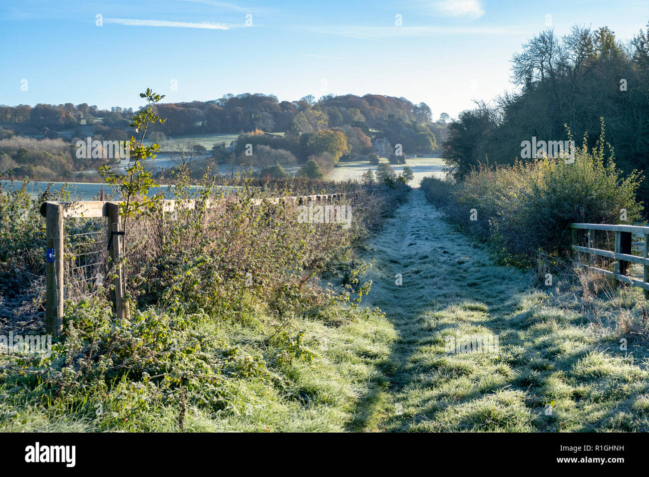 Herbstfrost über Ackerland mit Blick auf Netherswell Manor , Stow on the Wold, Cotswolds, Gloucestershire, England Stockfoto