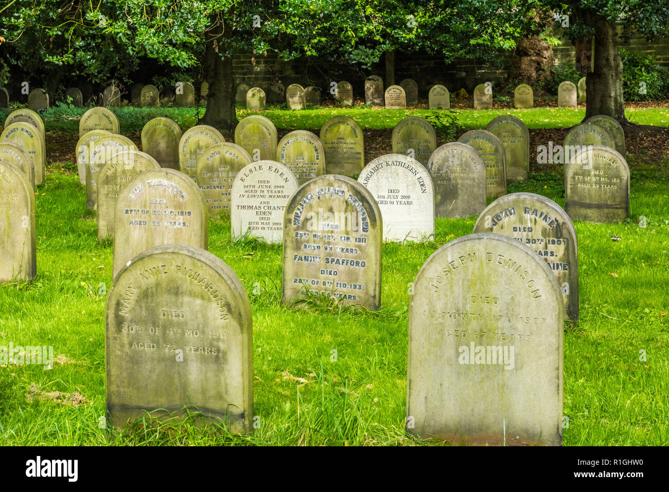 Grabsteine in der Freunde Haus der Begegnung Grabstätte aus Skinnergate, Darlington, County Durham, England Stockfoto