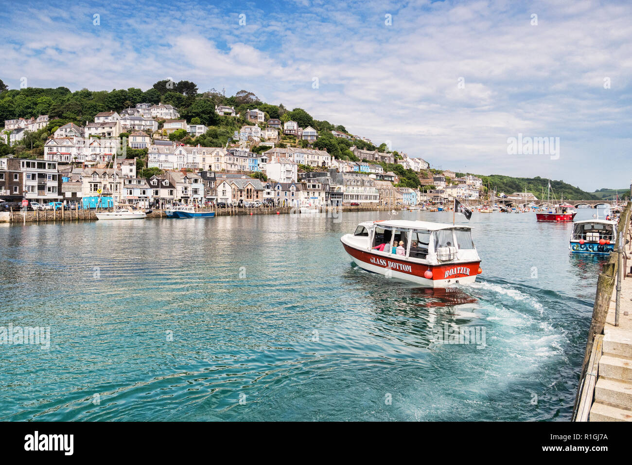 Vom 6. Juni 2018: Looe, Cornwall, Großbritannien - Glasbodenboot, die für eine Kreuzfahrt auf dem Fluss Looe. Stockfoto