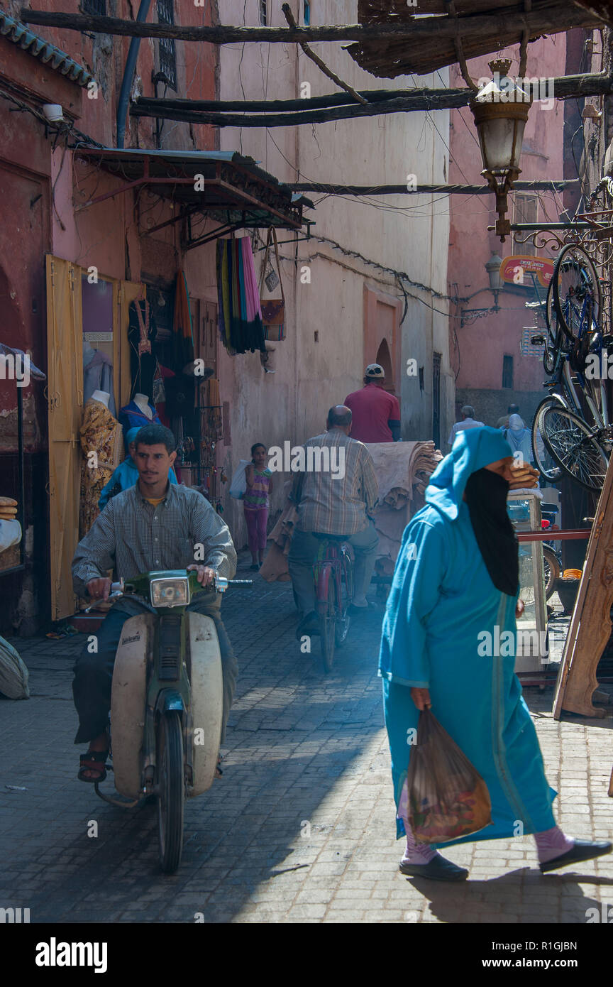 18-04-11. Marrakesch, Marokko. Szenen aus der Medina. Scooter, Schleier, hajib, Shopper, Shopping, Markt. Foto © Simon Grosset/Q-Fotografie Stockfoto