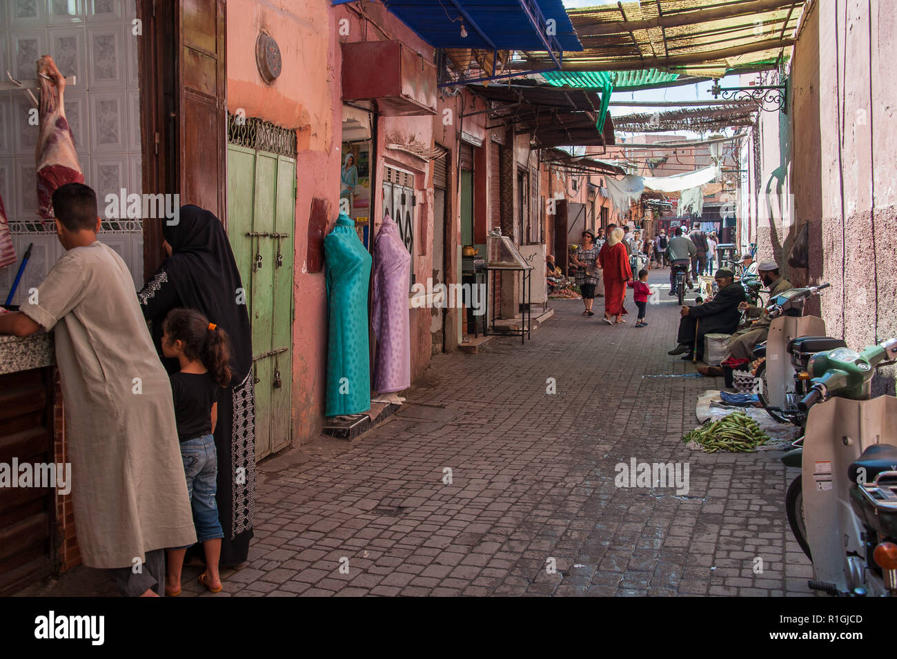18-04-11. Marrakesch, Marokko. Szenen aus der Medina. Metzger, Scooter, Kopfsteinpflaster, Kleider, Foto © Simon Grosset/Q-Fotografie Stockfoto