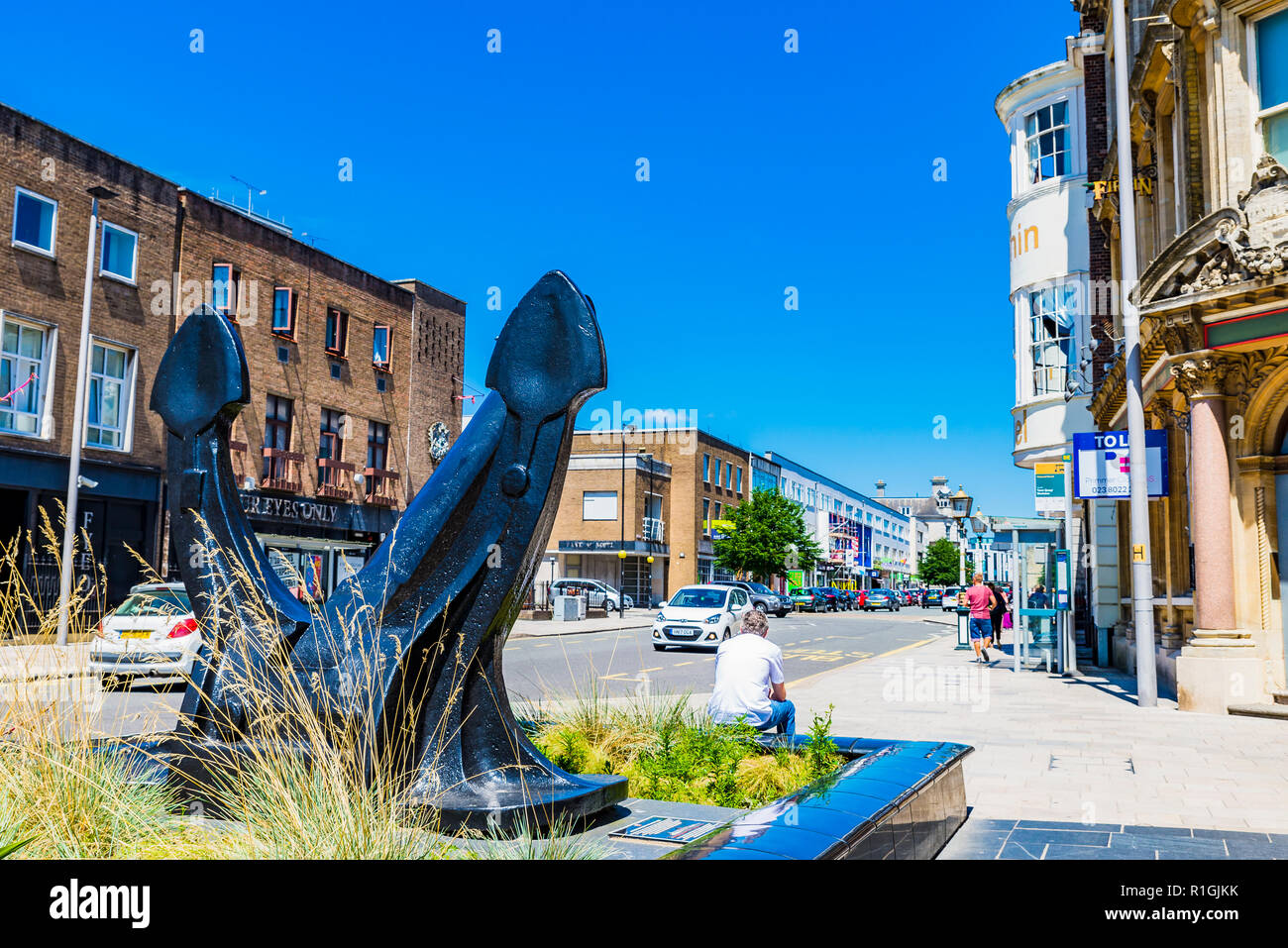 Anker von der Queen Elizabeth 2. An der High Street gelegen, nur außerhalb der Ruinen des Heiligen Kreuzs Kirche, Southampton, Hampshire, England, Vereinigtes Königreich, Großbritannien Stockfoto