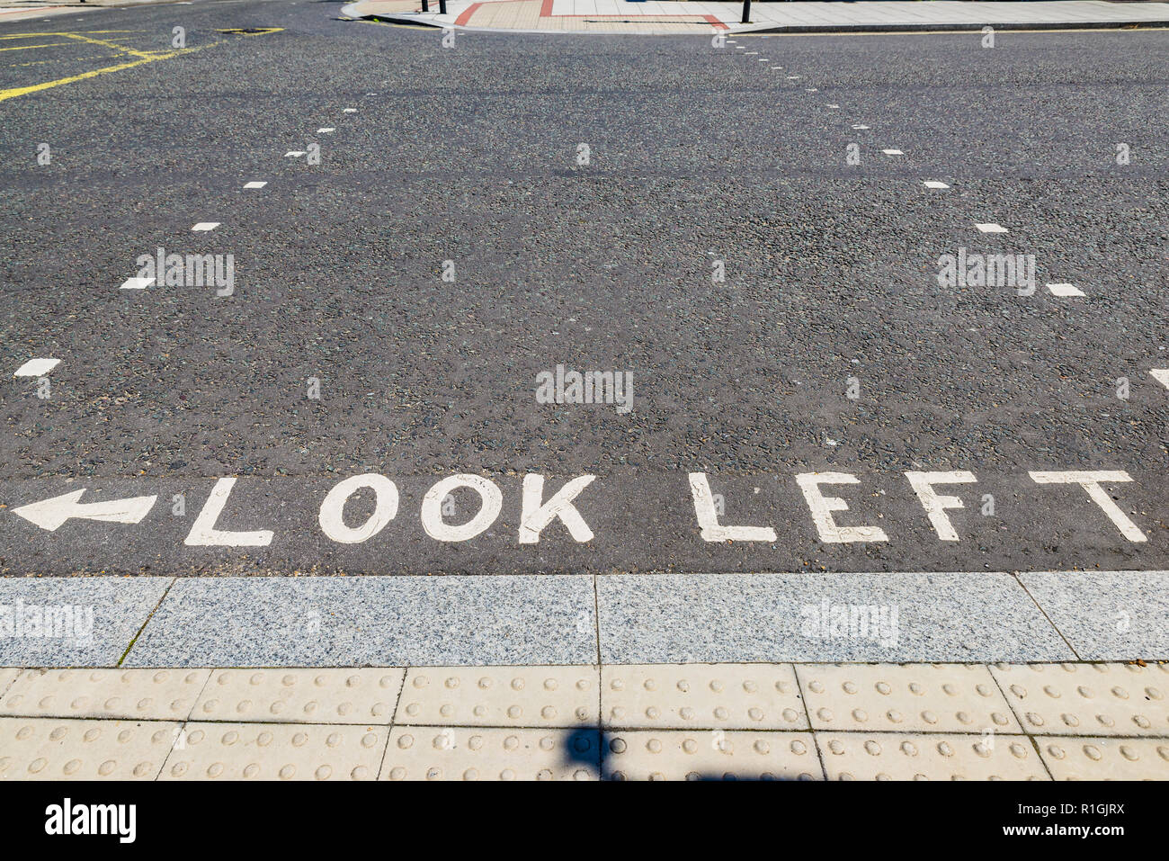 Markierungen auf einen Fußgängerüberweg über eine Straße, links zu schauen. Southampton, Hampshire, England, Vereinigtes Königreich, UK, Europa Stockfoto