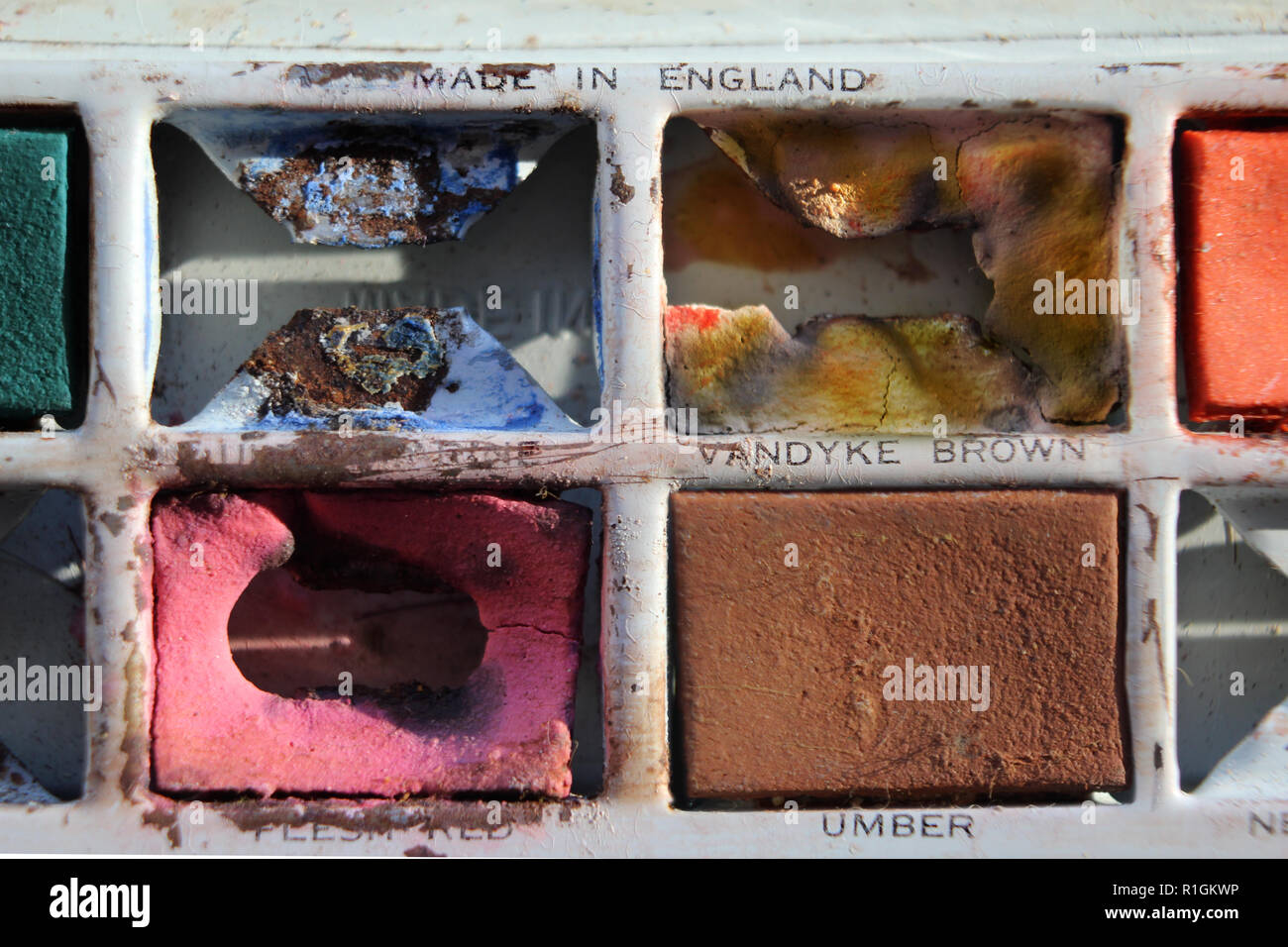 Satz von Aquarellfarben in Metall paintbox verwendet, close-up Stockfoto