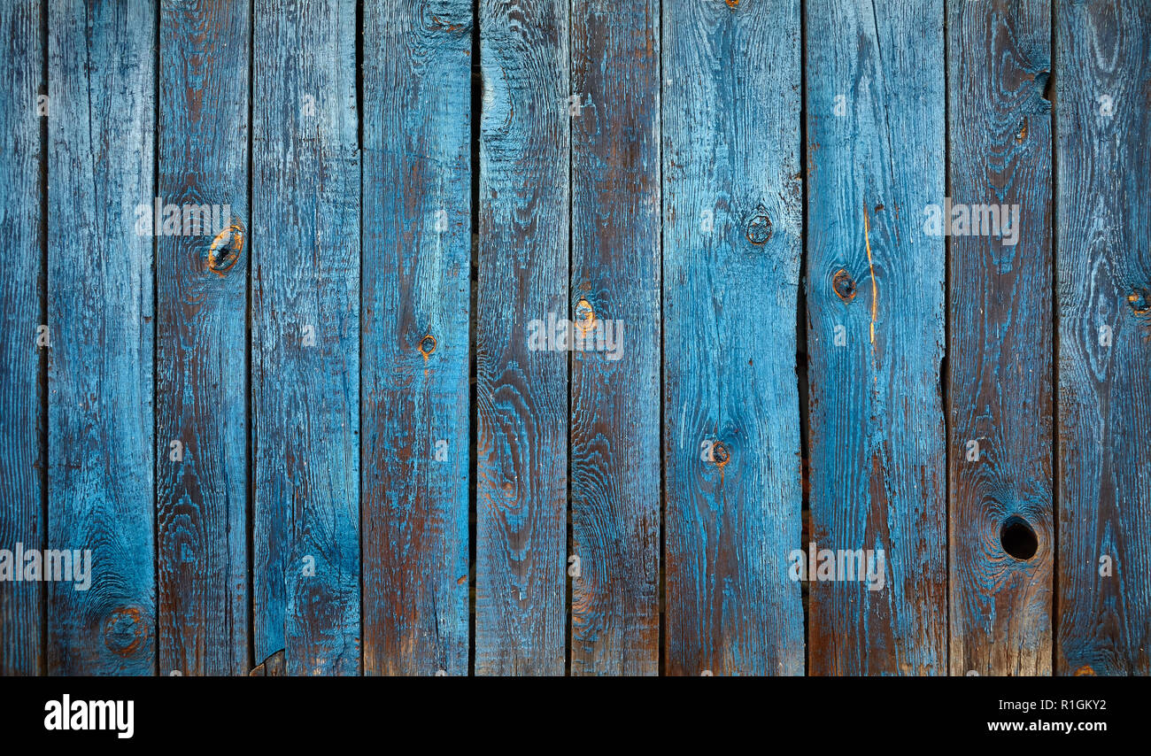 Alte hölzerne Wand mit Peeling blaue Farbe, Hintergrund oder Textur. Stockfoto