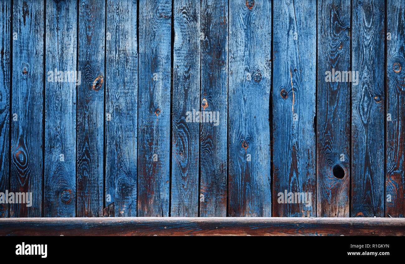 Alte hölzerne Wand mit Peeling blaue Farbe, Hintergrund oder Textur. Stockfoto