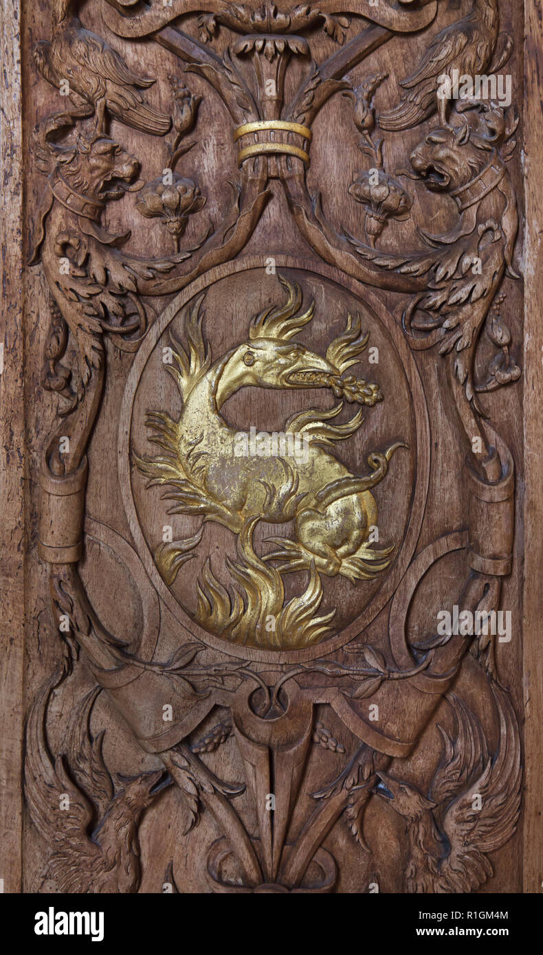Golden Salamander in den Flammen, das Emblem von König Franz I. von Frankreich, von der französischen Renaissance Bildhauers Francesco Scibec da Carpi (1539) in der Galerie von Franz I. im Schloss von Fontainebleau (Château de Fontainebleau) in der Nähe von Paris, Frankreich. Stockfoto