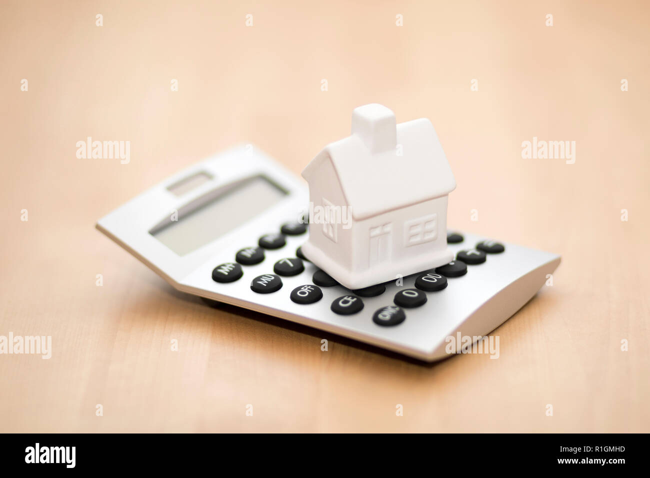 Haus Miniatur auf Rechner Stockfoto