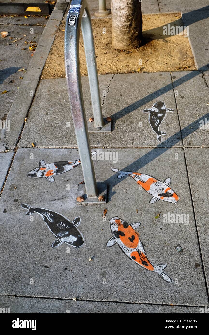 Koi Stencil Art von Jeremy Novy auf einem Bürgersteig in San Francisco, Kalifornien, USA. Stockfoto