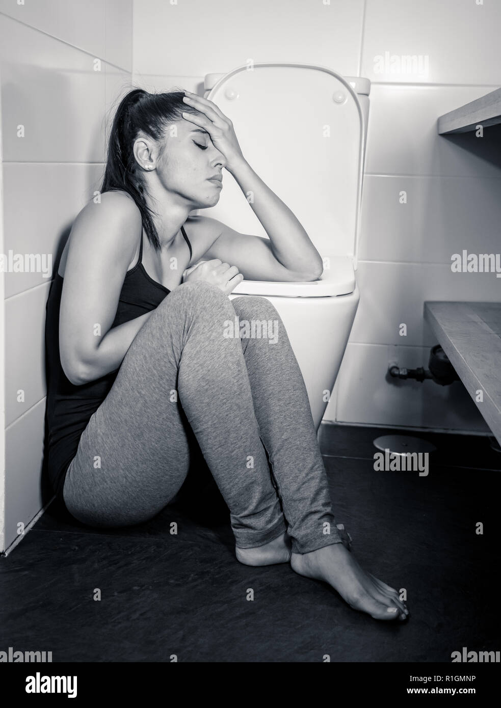 Schönen lateinischen Frau sitzt im Bad leiden unter Anorexie Bulimie Verzweiflung traurig und schuldig in Essstörungen und kranke Schwangerschaft c Stockfoto