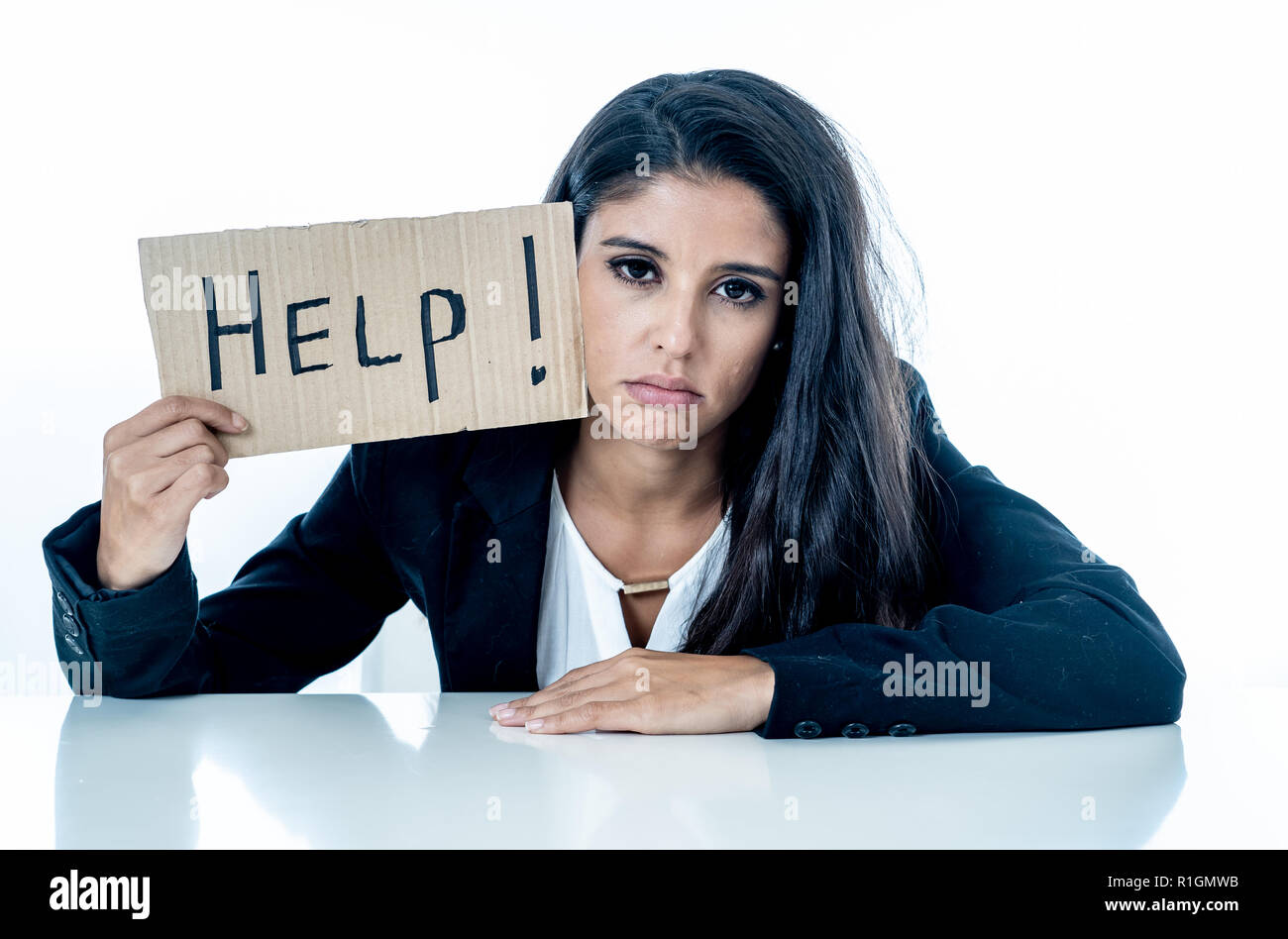 Junge schöne Lateinische Geschäft Frau überwältigt und müde Holding eine Hilfe Anmelden. Suchen