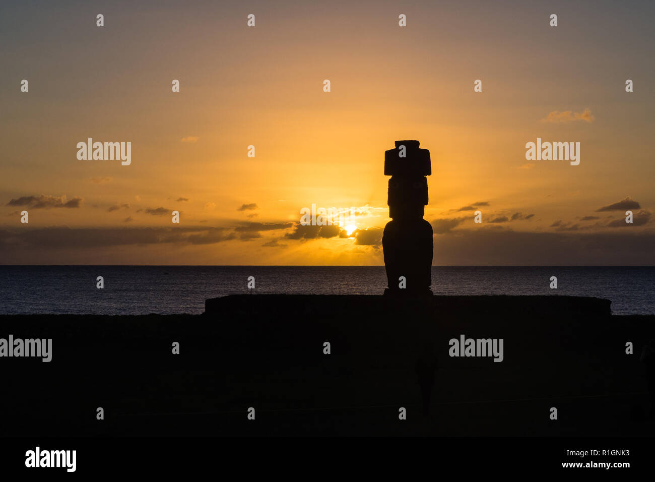 Moia Silhouette in Osterinsel bei Sonnenuntergang Stockfoto