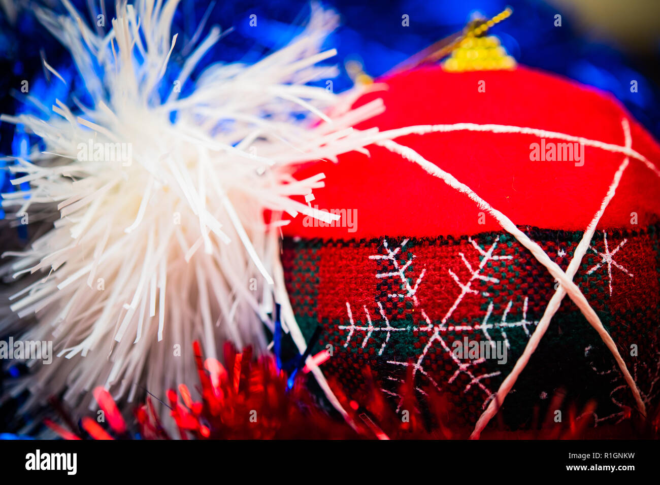 Extreme Nahaufnahme von Red christmas Ball und Dekor Objekt Hintergrund Stockfoto