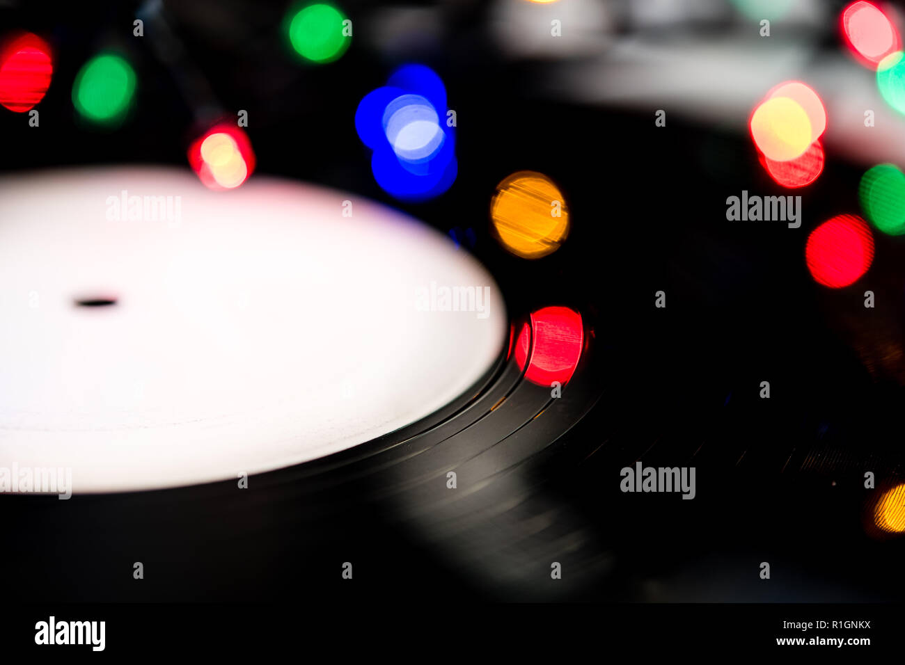 Extreme Nahaufnahme der Schallplatte mit Defokussierten bunte Weihnachtslichter um Stockfoto