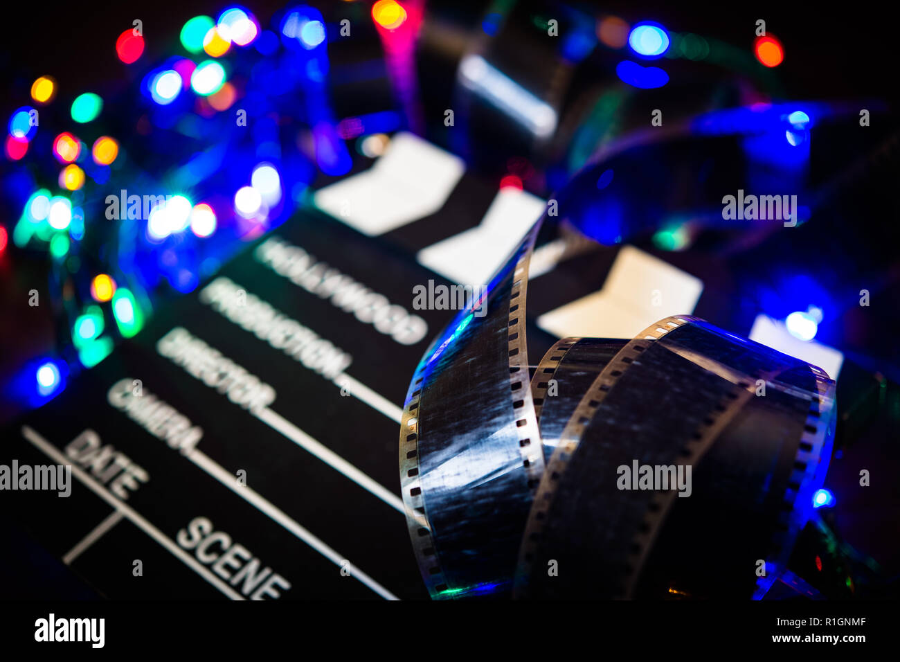 Extreme Nahaufnahme der Film Filmstreifen mit Film Schiefer und Weihnachten Licht im Hintergrund Stockfoto