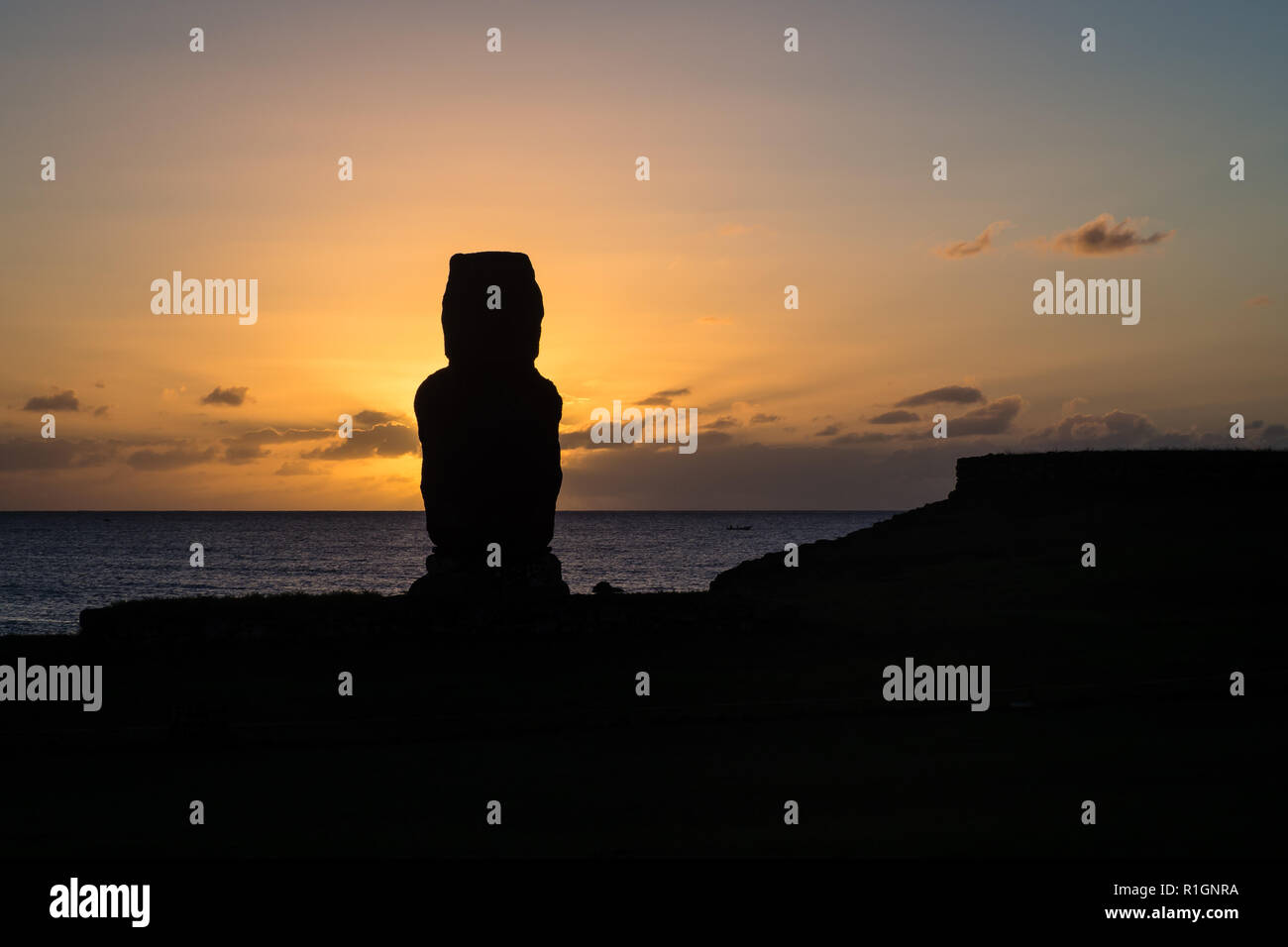 Moia Silhouette in Osterinsel bei Sonnenuntergang Stockfoto