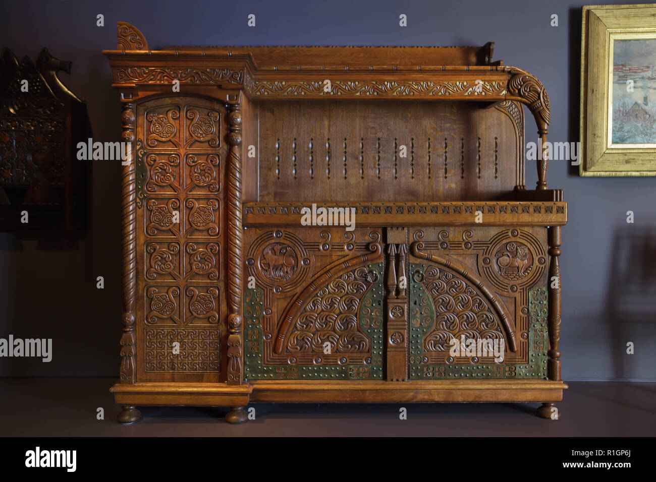 Aus Holz geschnitzte Buffet gestaltet von russischen Künstler Dmitri Sukhov (1903) Auf der Anzeige im Musée d'Orsay in Paris, Frankreich. Stockfoto