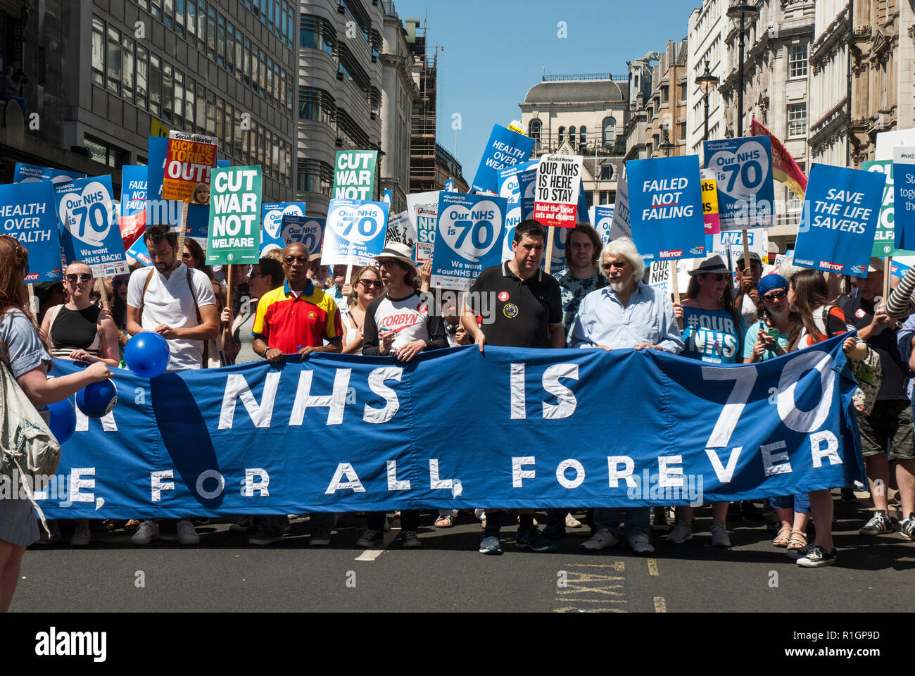 70. Jahrestag Rallye die Gründung des NHS und Protest gegen Kürzungen mit großen führenden Banner und viele Plakate zu feiern, Stockfoto