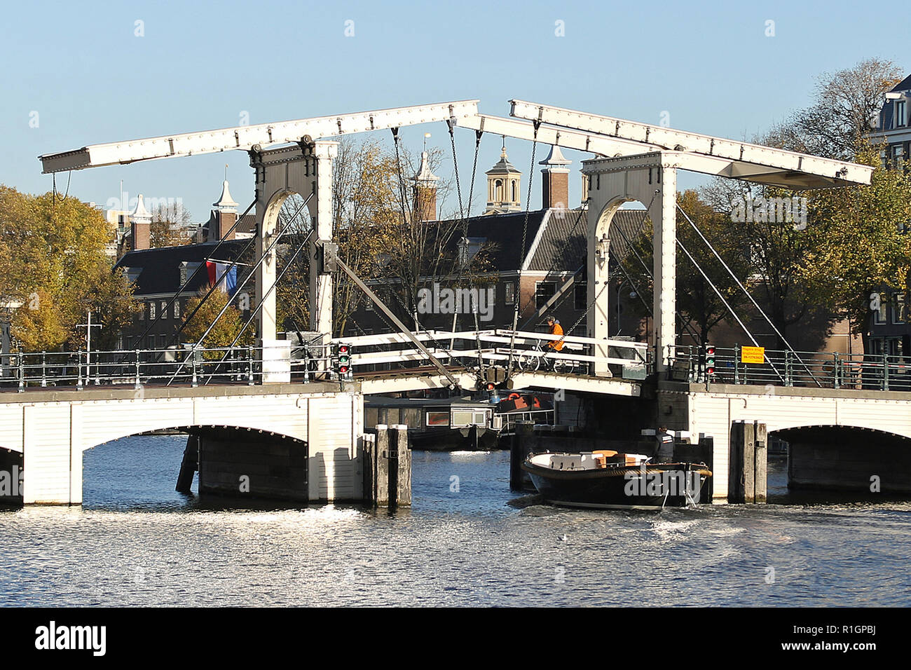 Die Magere Brug (Englisch: Skinny Bridge) ist eine Brücke über den Fluss Amstel in Amsterdam, Niederlande. Es verbindet die Ufer des Flusses in der Kerkstraat, zwischen der Keizersgracht und der Prinsengracht. Stockfoto