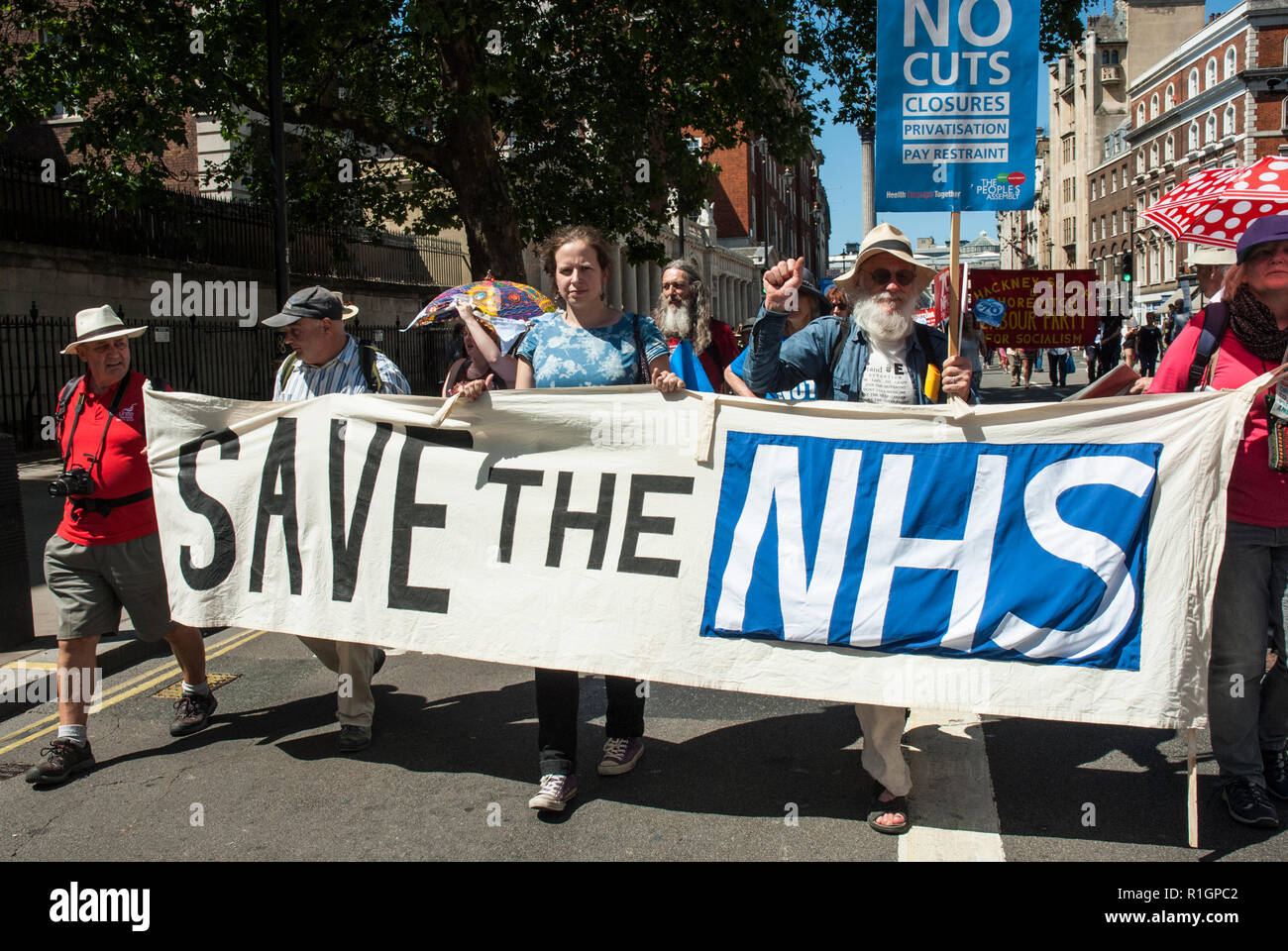 70. Jahrestag Rallye zur Gründung des NHS und Protest gegen Kürzungen mit einem großen Banner "Rettung der NHS' feiern. Stockfoto