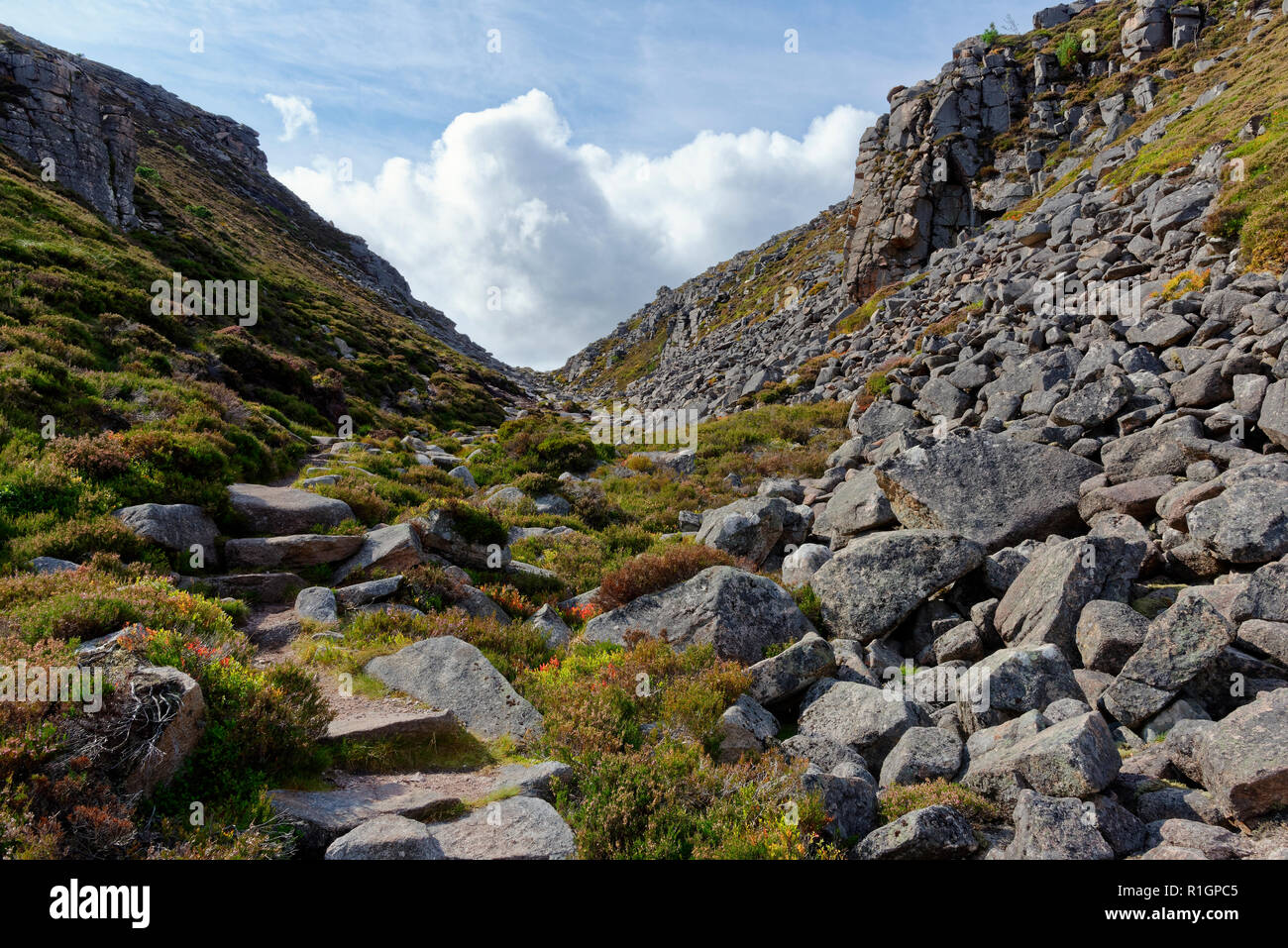 Granit Felsen fällt, Chalamain Lücke, Cairngorm Mountains, Schottland Stockfoto