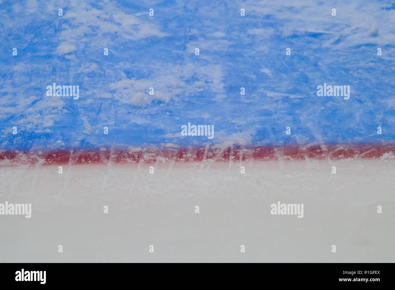 Rot Ziel linie auf Eis hockey Rink. Winter Sport Stockfoto