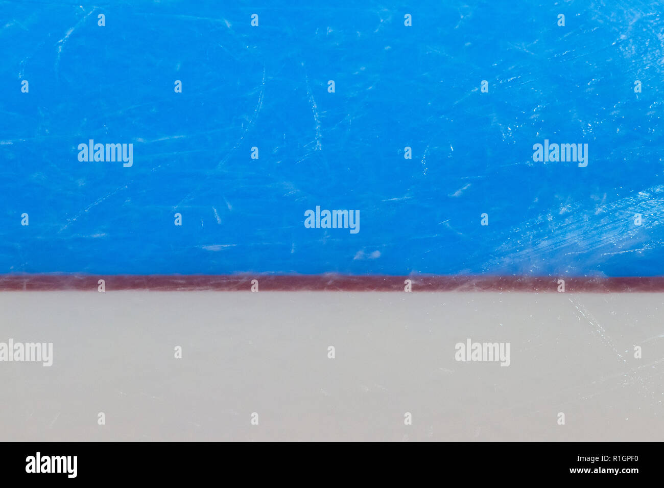 Rot Ziel linie auf Eis hockey Rink. Winter Sport Stockfoto