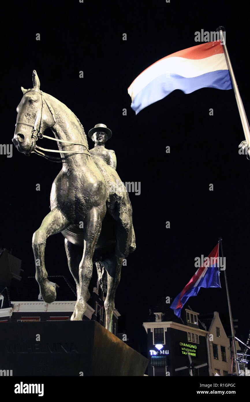 Die Reiterstatue von Königin Wilhelmina in Amsterdam ist auf Rokin Street, an der Ecke zur Langebrugsteeg Gasse. Die Statue von Königin Wilhelmina der Niederlande wurde in Bronze von Theresia R. Van der Pant geformt. Stockfoto