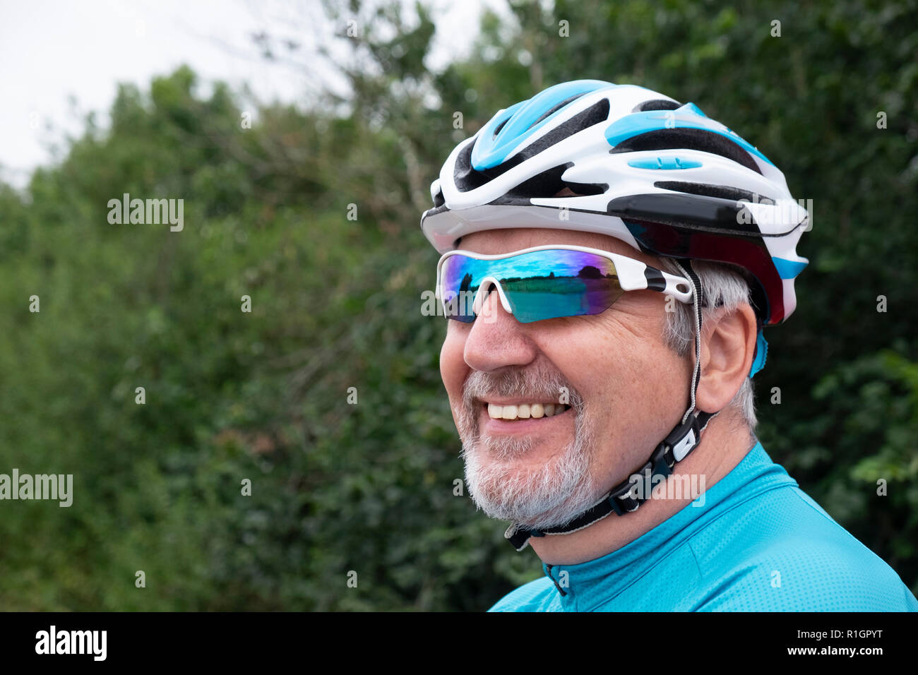 Ältere männliche Radfahrer Closeup Portrait, Mann, Helm und Brille, Stockfoto