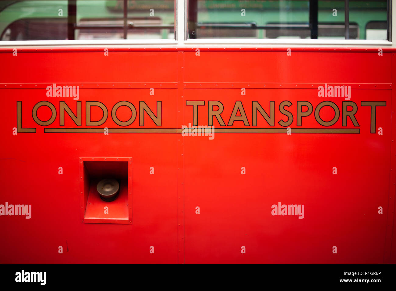 London Transport Logo auf einem Oldtimer Bus in London Bus Museum, Brooklands Museum, Surrey Stockfoto