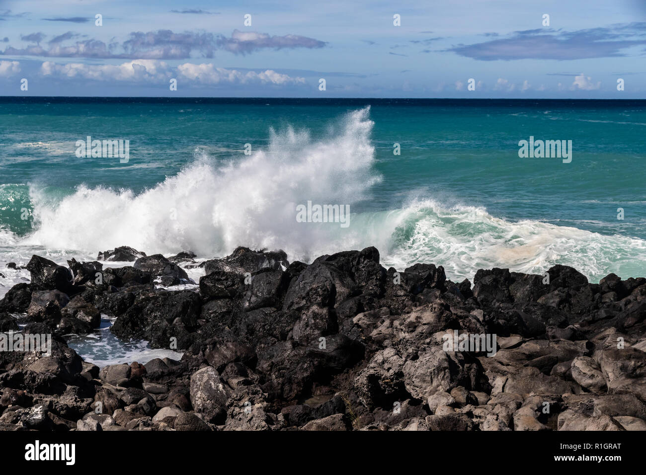 Welle brechen auf der westlichen Kona Küste von Hawaiis Big Island in der Nähe von South Point. Weiße Gischt in die Luft geworfen; Pazifik im Hintergrund. Stockfoto