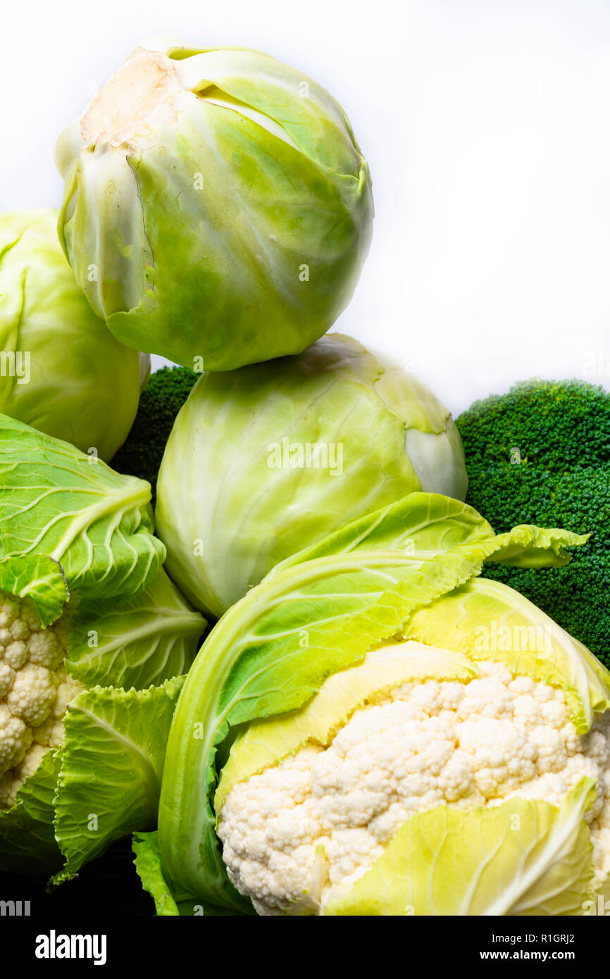 Sortiment von kopfkohl Blumenkohl, Weißkohl, Brokkoli Hintergrund Stockfoto