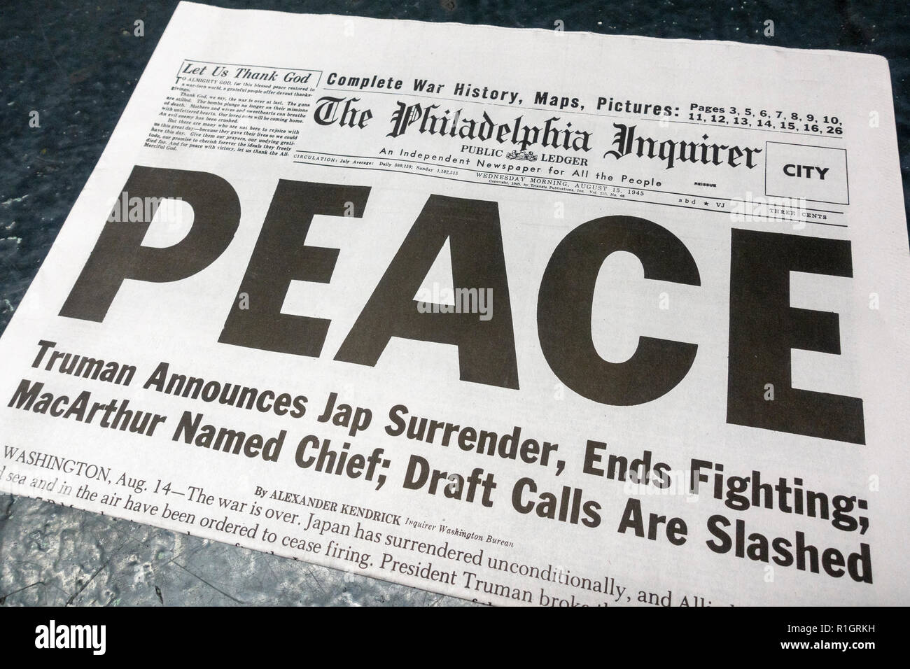 Startseite Schlagzeile auf der Philadelphia Inquirer (Nachbau), am 15.August 1945, nach der japanischen Kapitulation am Ende des Zweiten Weltkrieges. Stockfoto