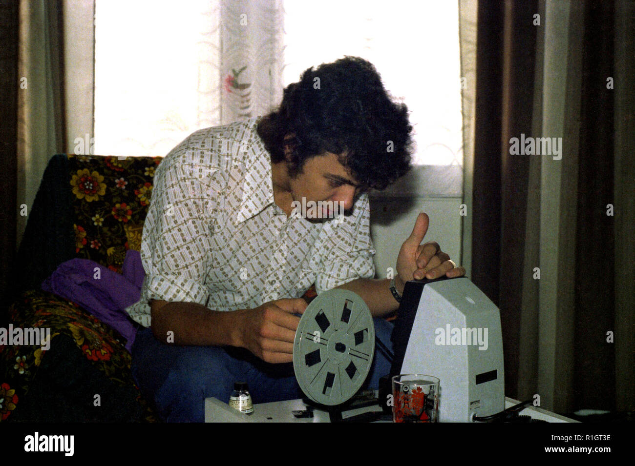 Film Maker bearbeiten sein Super 8 cine Film in seiner Wohnung in Clydebank. 1977 Stockfoto