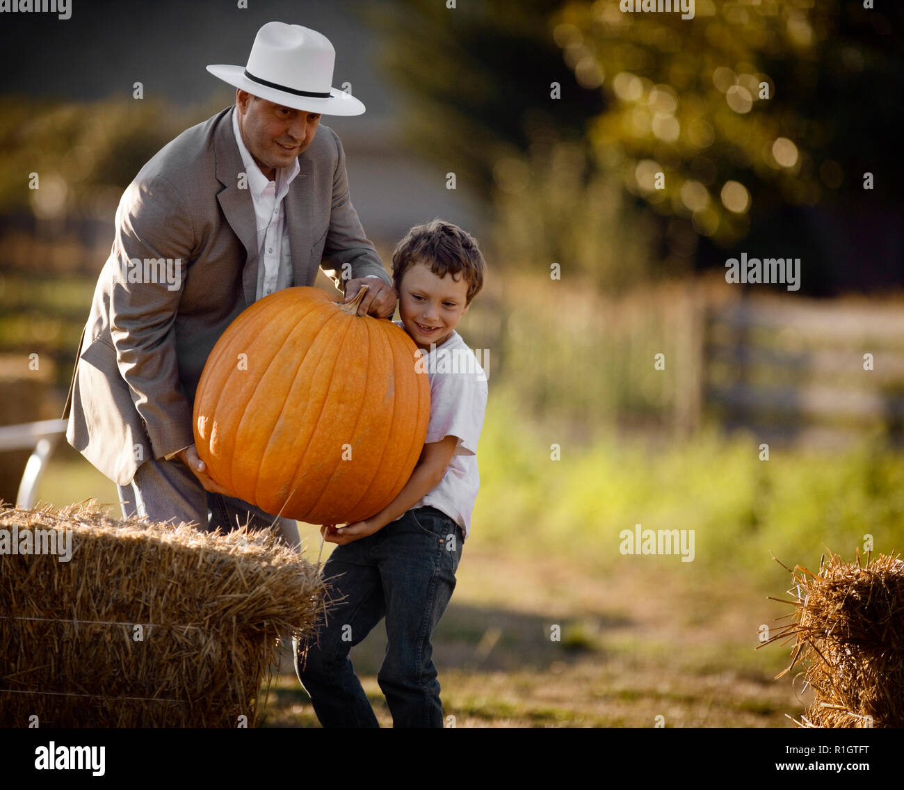 Vater und Kind der große Kürbis Stockfoto