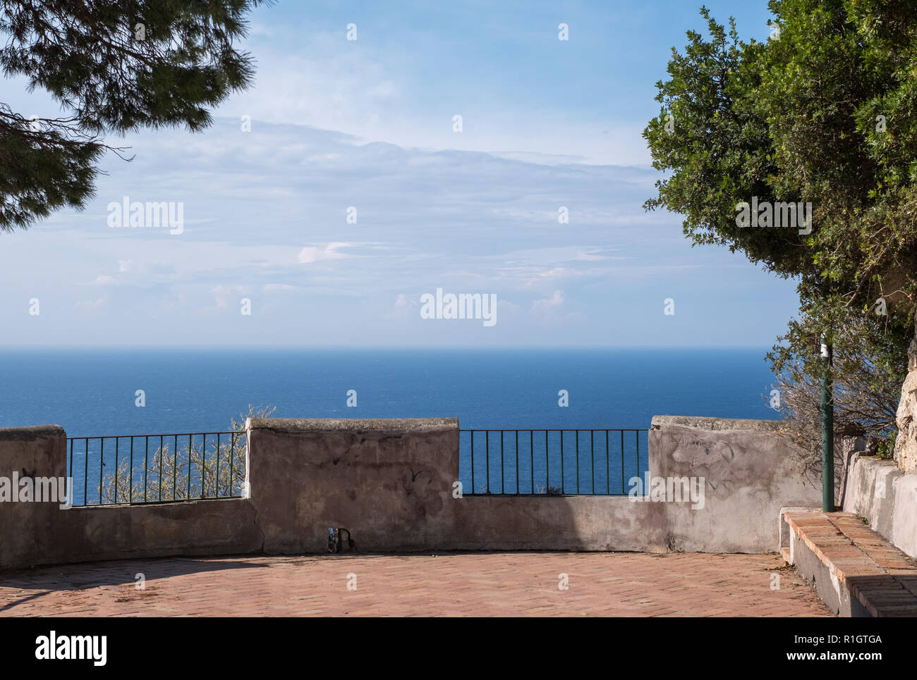 Capri, Italien. Blick auf das Mittelmeer von der Insel Capri, die Bucht von Neapel, Süditalien. An einem klaren Tag im Spätsommer fotografiert. Stockfoto