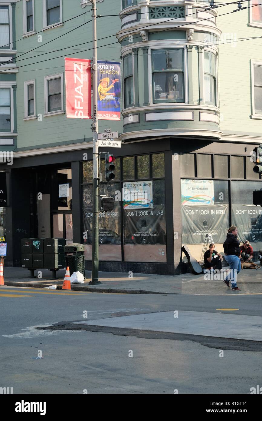 Ecke Haight Ashbury, und in die Haight Ashbury in San Francisco, Kalifornien, USA. Stockfoto