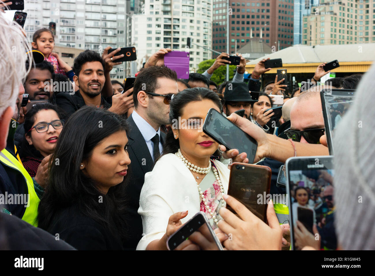 Rani Mukherji wird von Fans in Melbournes Federation Square gemobbt. Stockfoto