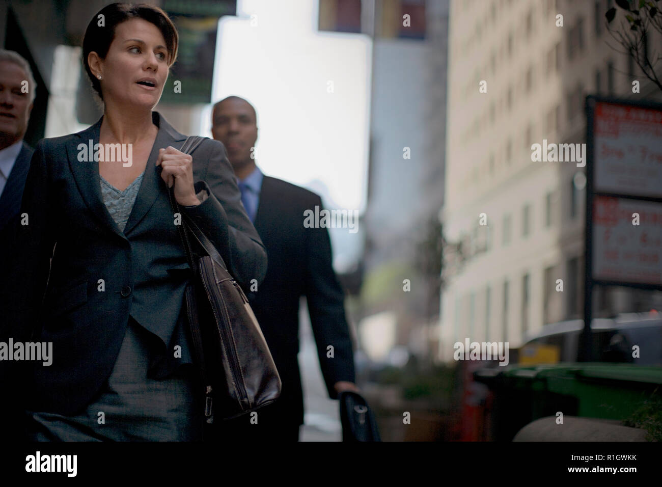 Zuversichtlich, Mitte - Erwachsene Geschäftsfrau entlang einer Straße, die von zwei Kollegen in der Stadt gefolgt. Stockfoto